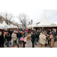 2186_0990 Viele Menschen besuchen die Weihnachtsmärkte in Hamburg auch am Tage. | Adventszeit - Weihnachtsmarkt in Hamburg - VOL.1